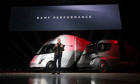 Elon Tusk, éf automobilky Tesla bhem oficiálního pedstavení elektrického tahae Tesla Semi.