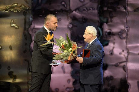 Otto imko pebral cenu Pamti národa 17. listopadu v praském Národním divadle.