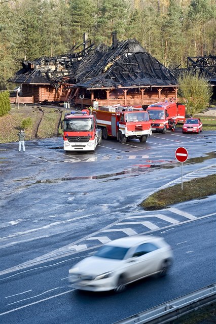 Hasii kontrolují a likvidují 19. listopadu skrytá ohniska v areálu motorestu...