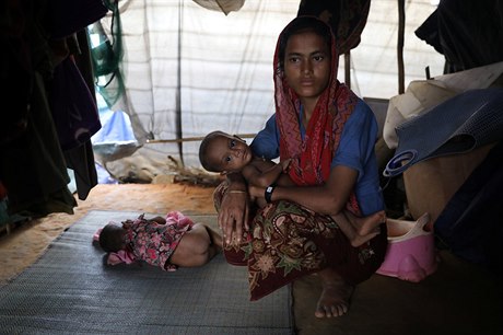 Matka s dtmi, kterým se podailo z Barmy uprchnout.