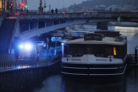 Policie zasahuje u Jíráskova mostu.
