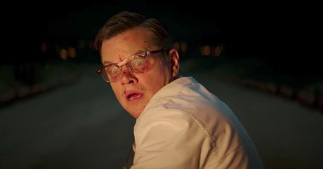 Matt Damon je lehce zakrvácený. Snímek Suburbicon: Temné pedmstí (2017).