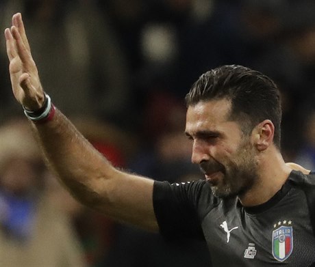 Gianluigi Buffon se se slzami v oích louí s italskými fanouky.