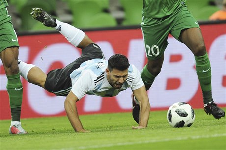 Sergio Aguero o pestávce zápasu s Nigérií zkolaboval.