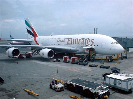 Airbus A380 společnosti Emirates na letišti v Aucklandu