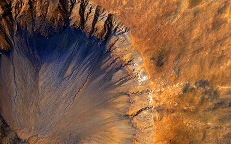 Crisp crater, tedy Křupavý kráter u Sirenum Fossae Tento rázový kráter je...