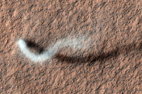 Vzduný prachový vír se zmítá na povrchu Marsu a vrhá na nj hadí siluetu.