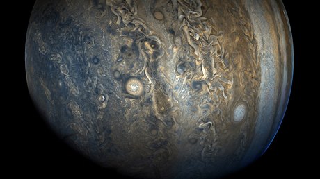 Fotografie ze sondy Juno ukazuje největší bouře na Jupiteru.