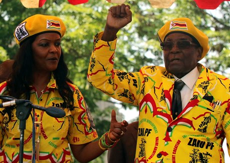 Prezident a první dáma bhem kampan za vládní stranu ZANU-PF.