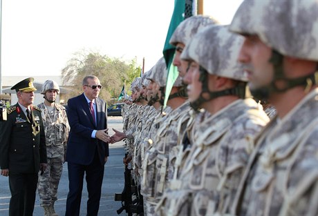 Turecký prezident Tayyip Erdogan zdraví turecké vojáky bhem návtvy Kataru.