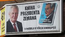 Reklama na Zemanovu knihu na billboardu.