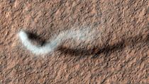 Vzdušný prachový vír se zmítá na povrchu Marsu a vrhá na něj hadí siluetu.