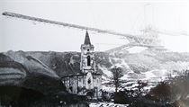 Kostel Všech svatých krátce před zahájením zasypávání 3. března 1983.