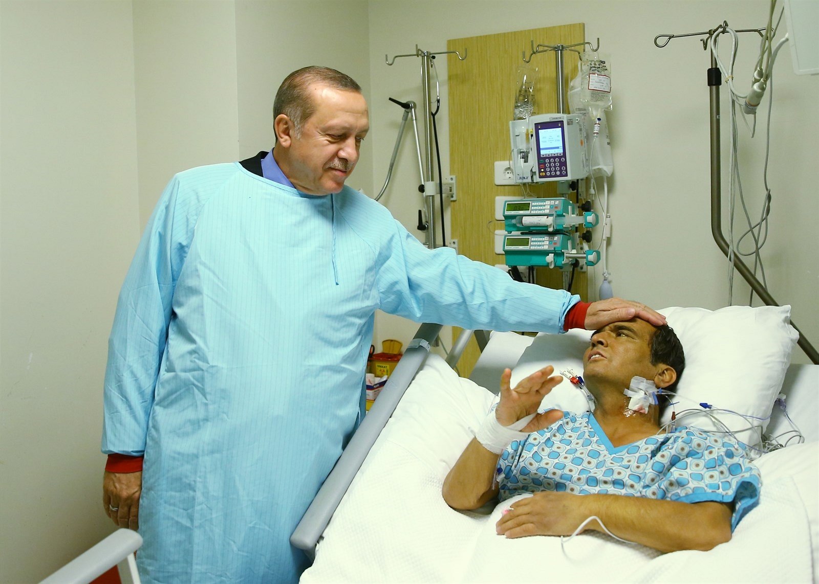Turecký prezident Recep Tayyip Erdogan na náv�t�v� v nemocnici u Naima...