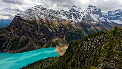 Typická tyrkysová barva kanadských jezer v horách Rockies