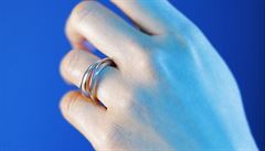 Prsteny inspirované hladinou. Česká šperkařka zachytila kruhy na vodě