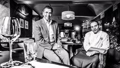 Sanjiv Suri, filantrop a majitel skupiny Zátií (vlevo), a éfkucha restaurace...