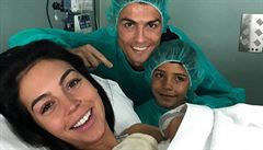 Cristiano Ronaldo se synem Cristianem Jr, partnerkou Georginou Rodríguezovou a...