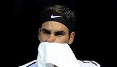 Kdepak umetená cesta. Federera čeká i přes problémy soků přetěžká šichta