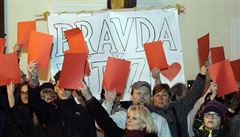 V Lipníku uviděl Zeman červené karty. Policie zadržela zvukaře za hlasitou Modlitbu pro Martu