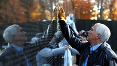 Vice President Mike Pence úastnící se dobrovolného umývání Památníku veterán...