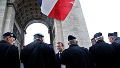 Prezident Emanuel Macron vítající válené veterány.