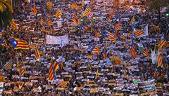 Demonstrující lidé v Barcelon.