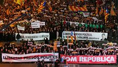 A 750 tisíc lidí v ulicích Barcelony ádalo proputní katalánských politik.