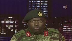 S.B. Moyo, mluví ozbrojených sil v Zimbabwe, oznamuje, e se armáda zamuje...