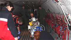Tým ECMO peváí armádním letadlem pacientku do Prahy.