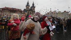 Organizátoi chtli pomocí hudby a barevných masek pitáhnout pozornost divák.