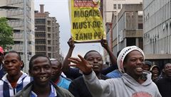 Obyvatelé zimbabwské metropole Harare oslavují svrením prezidenta Roberta...