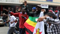 Obyvatelé zimbabwské metropole Harare oslavují svržením prezidenta Roberta... | na serveru Lidovky.cz | aktuální zprávy