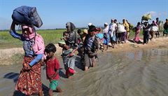 Rohingové pi cest z Barmy do uprchlického táboru v Bangladéi.