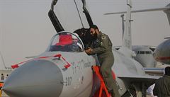 Návtvník si prohlíí ínsko-pákistánský bojový letoun JF-17.