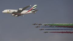 Airbus A380 spolenosti Emirates v doprovodu akrobatické skupiny Al Fursan.