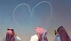 Ukázka akrobatických letc na Air Show v Dubaji.