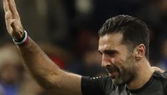 Gianluigi Buffon se se slzami v oích louí s italskými fanouky.