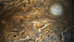 Jako umlecké dílo. Druice Juno umonila poídit nádherné snímky Jupiteru.