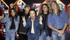 Kapela AC/DC v roce 2003 (zleva): Malcolm Young, Brian Johnson, Angus Young,...