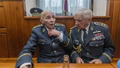 Generálové Pavel Vranský (vlevo) a Emil Boek (vpravo) bhem tiskové konference...