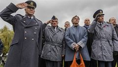 Odhalení pamtní desky na památníku eskoslovenských letc RAF na praském...