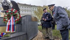 Slavnostní odhalení pamtní desky se jmény eských letc RAF na památníku...