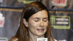 Plaící Danica Patricková na tiskové konferenci.