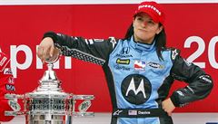 Danica Patricková s cenou pro vítzku závodu IndyCar v japonském Motegi v roce...