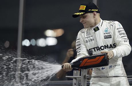 Jezdec Mercedesu Valtteri Bottas z Finska slaví vítzství v GP Abú Zabí.