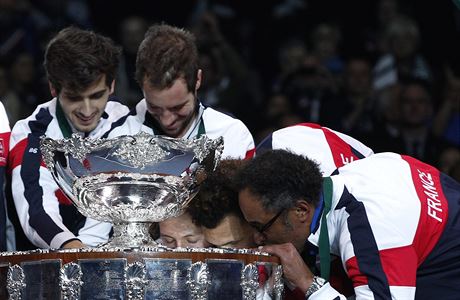 Francouzský tým slaví vítzství v Davis Cupu 2017.