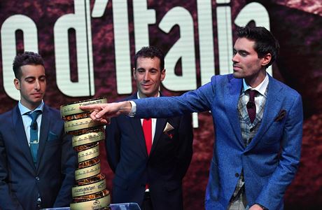 Zleva: Italové Fabio Aru a Vincenzo Nibali spolu s nizozemským vítzem Gira...
