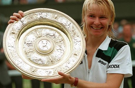 Jana Novotná s trofejí za triumf ve Wimbledonu