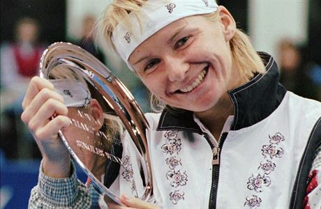 Jana Novotná v roce 1996 po výhe turnaje ve Villanov.